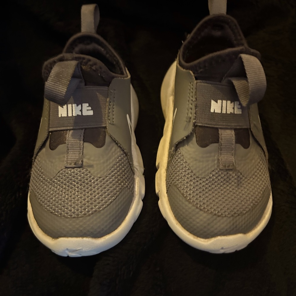Toddler Nike shoes size 6